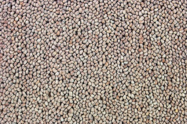 Bosą stopą po rozgrzanych kamieniach